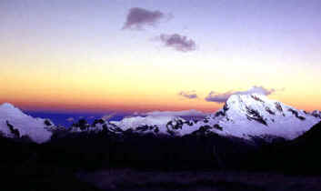 Pisco moraine camp view sunset.jpg (106751 bytes)